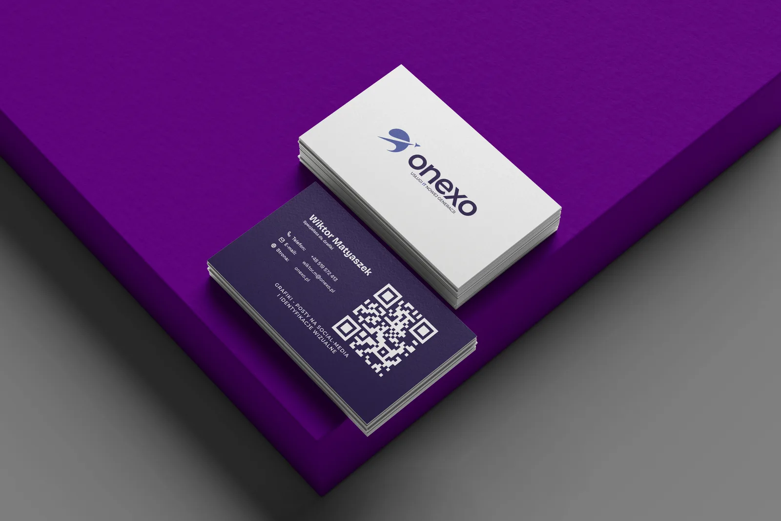 ONEXO: Business cards with a QR code in our brand colors